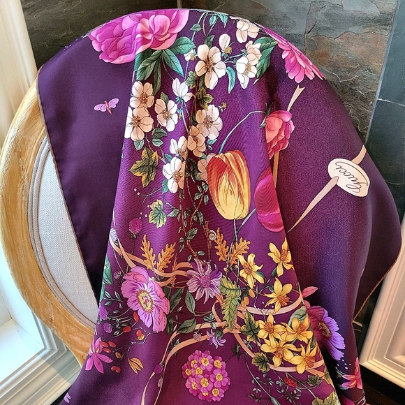 Vintage GUCCI-FLORA collection hand-rolled 100% seta silk scarf - Picture 5 of 17
